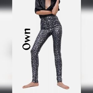 NWT Women's size 28 x 30 Ultra High Waisted Leopard Skinny Jeans